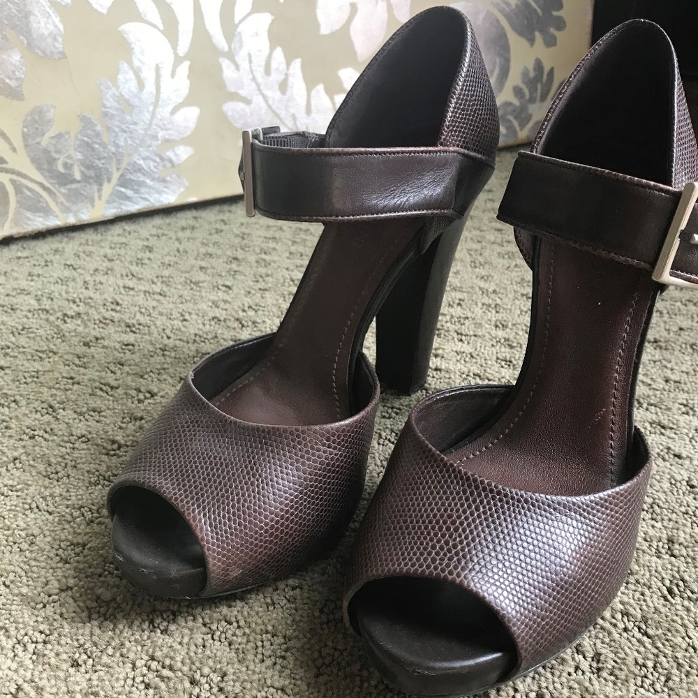 Gianni Bini high heel peep toe shoe